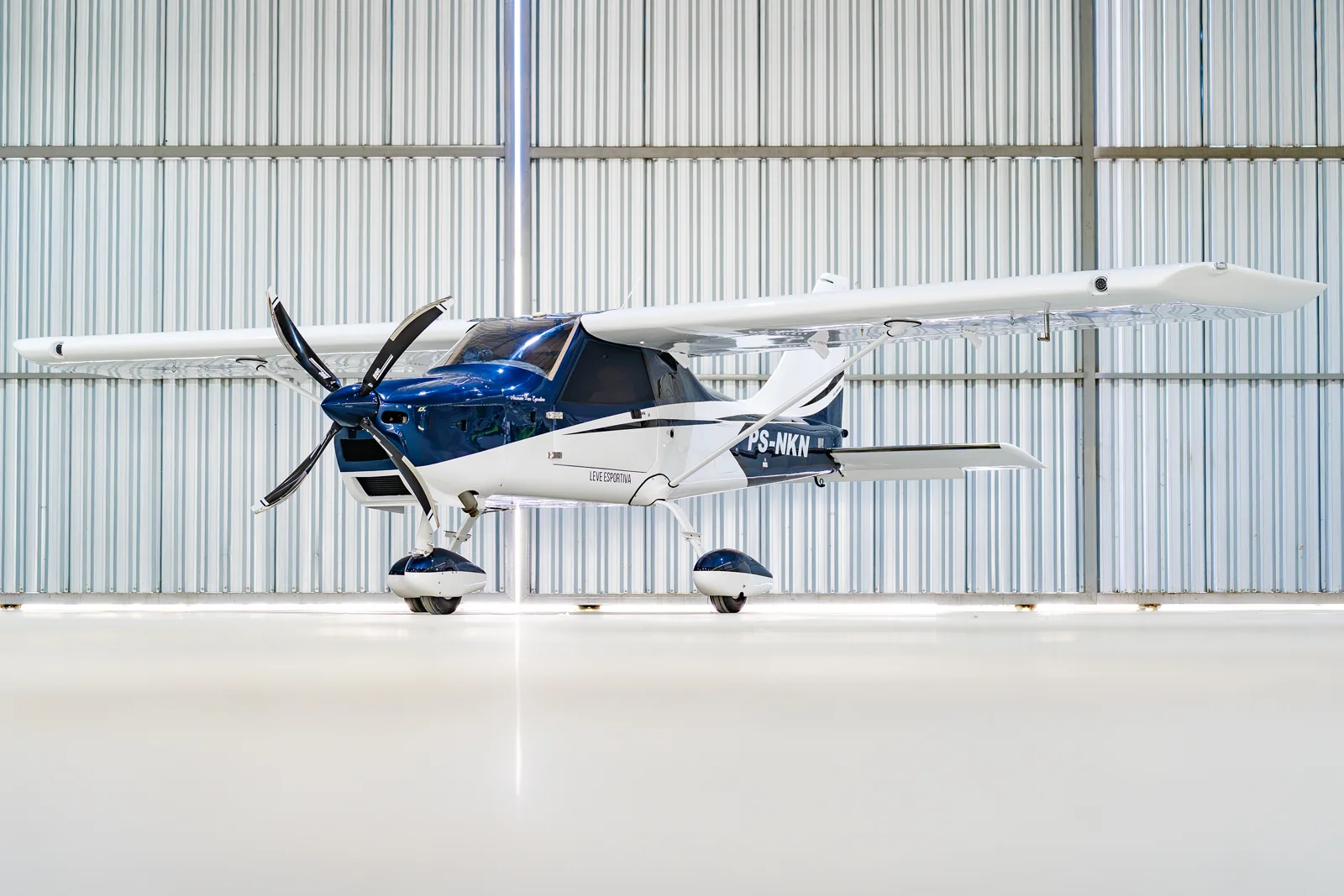 Montaer MC01 Fast: Azul e branco
