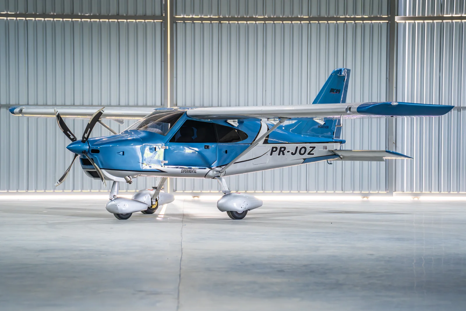 Montaer MC04: Azul e branco