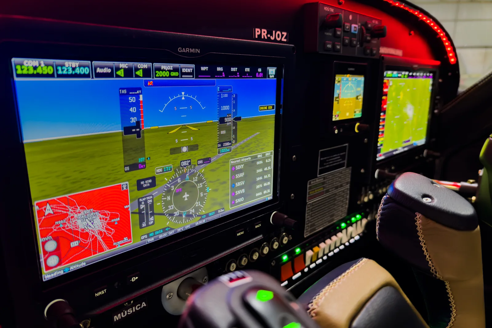 Telas Garmin G3X Touch acesas no painel do MC04