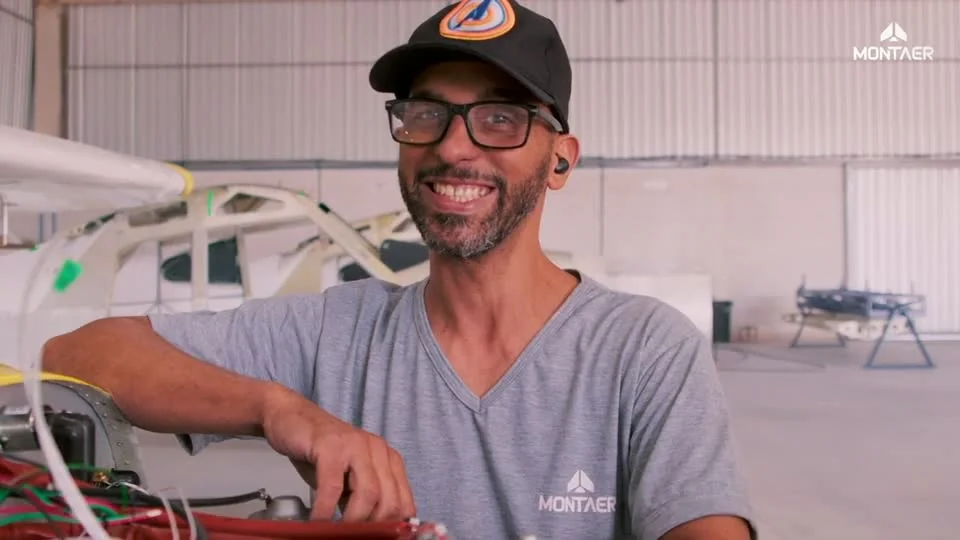 Integrante da equipe Montaer durante a montagem de uma aeronave na fábrica