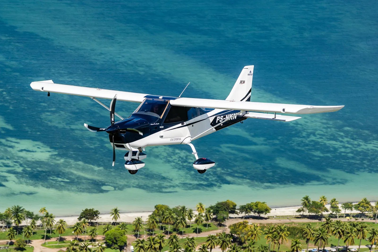 MC01 Fast sobre recifes e uma praia com coqueiros