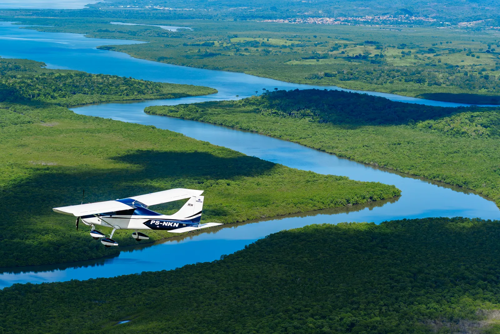 MC01 Fast sobre um rio sinuoso cercado de mangue