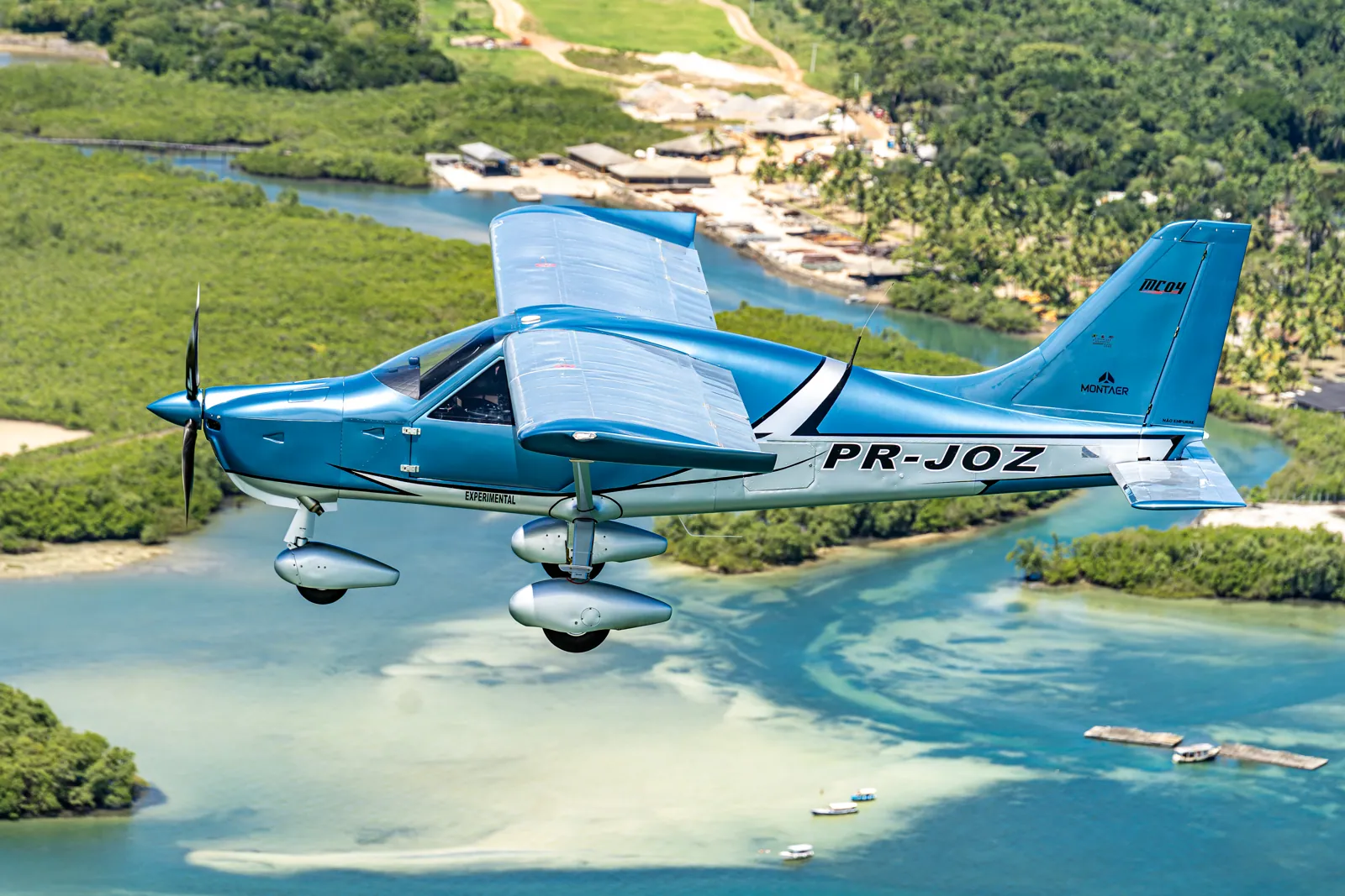 MC04 azul sobre um banco de areia e água turquesa