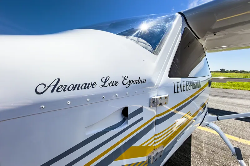 Inscrição Aeronave Leve Esportiva na fuselagem